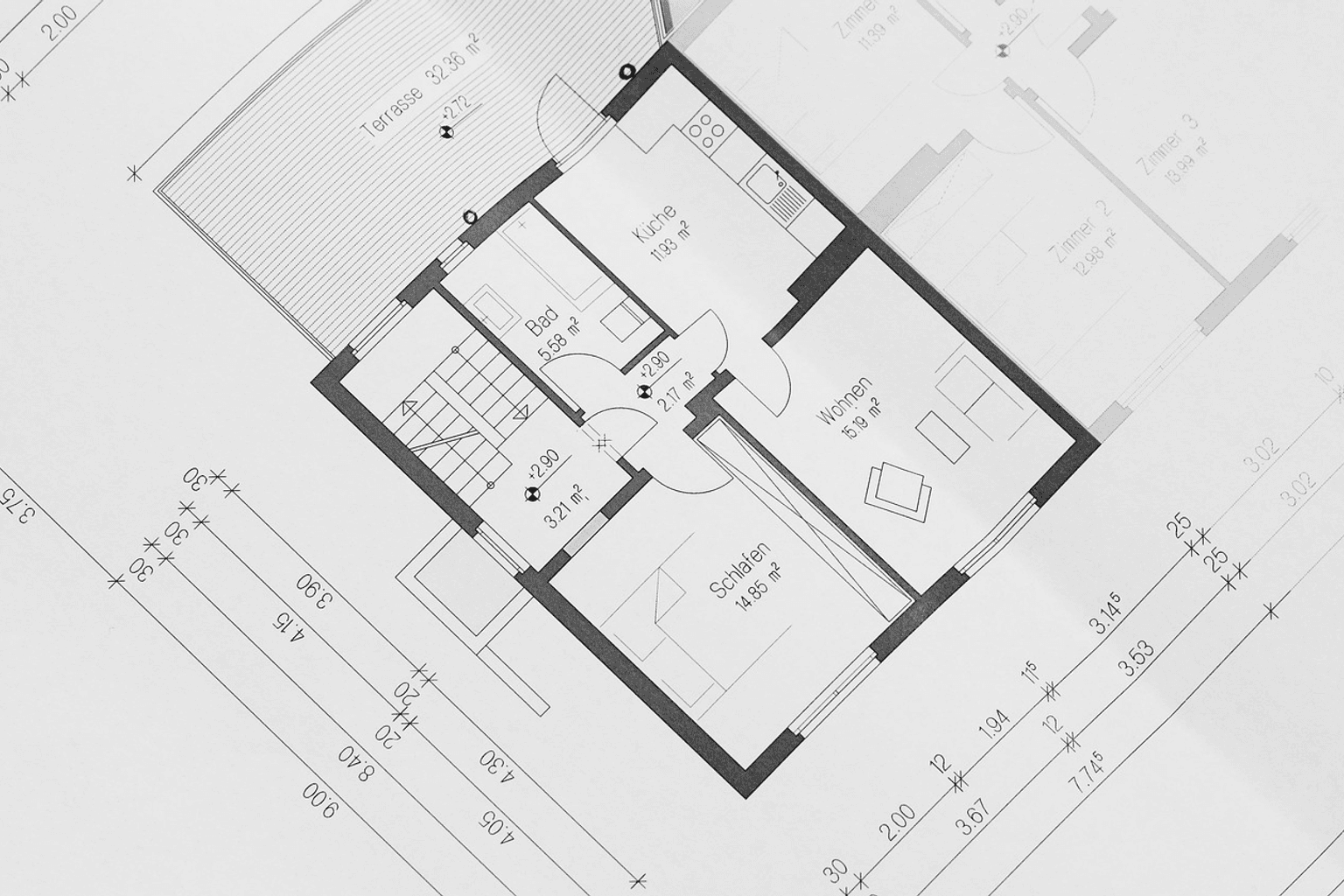机に広げられた工事の図面