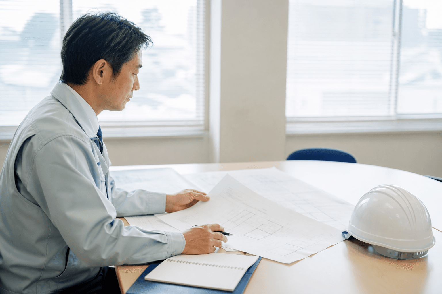 図面と手帳を見ながら、資格・担当工種・希望条件を整理する施工管理経験者